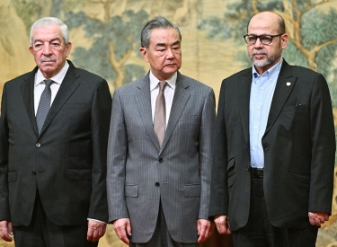Mahmoud al-Aloul, Vize-Chef der Fatah, Chinas Außenminister Wang Yi und Hamas-Funktionär Mussa Abu Marzuk