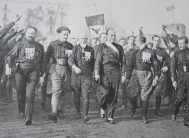 Faschisierung der Linken? Mussolini (4.v.l.) mit Führern faschistischer Milizen, 1922