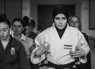 Auf Kampftemperatur. Leila Hosseini (Arienne Mandi, r.), dahinter ihre Trainerin Maryam Ghanbari (Zar Amir Ebrahimi)
