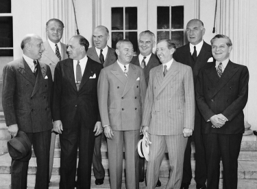 Einige Studiochefs nach einer Konferenz 1938, darunter Albert Warner (Warner Bros., hintere Reihe rechts) und Harry Cohn (Columbia Pictures,  vordere Reihe, 2. v. l.)