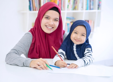 Sehr junge Mutter und mit kleiner Tochter, beide mit Hijab