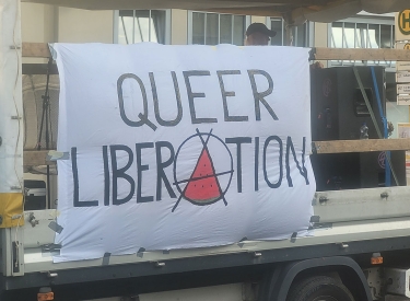 Im Zeichen der Wassermelone. Das Anarcho-A von »Queer Liberation« schmückte in diesem Jahr die Abbildung der Symbols der Israelhassers