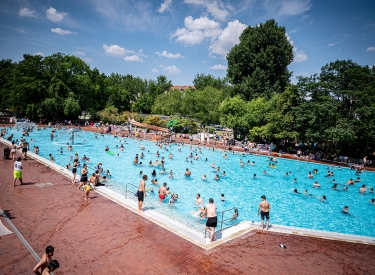 Viele Menschen verbringen den sommerlich warmen Tag im Sommerbad Kreuzberg - Prinzenbad. 