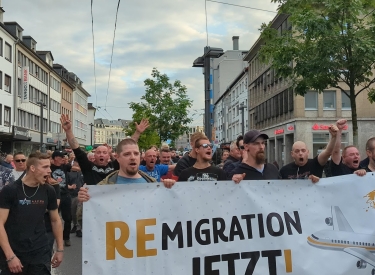 Etwa 250 Menschen Neonazis und Hooligans demonstrierten auf dem Solinger Neumarkt, wenige Hundert Meter vom Tatort entfernt. 26. August