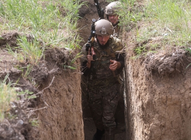 Handy-freie Zone. Rusissche Soldaten der tschetschenischen »Akhmat«-Einheit beim Training im Schützengraben 
