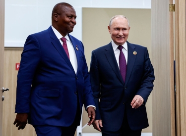 Faustin-Archange Touadéra, Präsdent der Zentralafrikanischen Republik, und Wladimir Putin beim Russland-Afrika-Gipfel in St. Petersburg vor einem Jahr