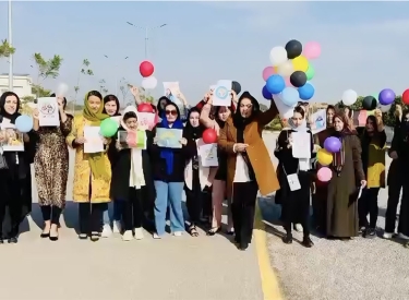 Gegen das Schul- und Studierverbot für Mädchen und Frauen. Zarifa Yaqoubi (3. v. l.) und ihre Mitstreiterinnen protestieren in Kabul im Oktober 2022