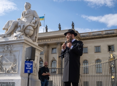 Selbstbewusst gegen Antisemitismus. Der Rabbiner Yehuda Teichtal von der Jüdischen Gemeinde Chabad Berlin bei einer Kundgebung von Fridays for Israel vor der Humboldt-Universität zu Berlin