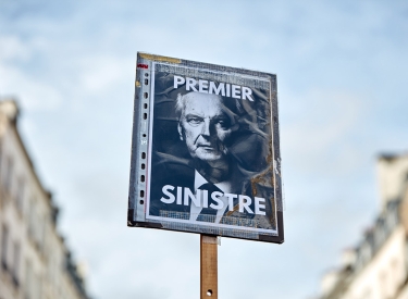 Linke sehen mit dem »finsteren Premier« düstere Zeiten anbrechen. Schild bei einem Protest in Paris gegen die Ernennung Michel Barniers zum Premierminister, 7. September