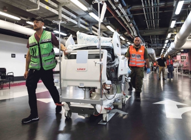 Vorbereitung auf die nächste Raketensalve der Hizbollah. Im Rambam Health Care Campus in Haifa wird ein Patient in den Schutzraum verlegt, 22. September