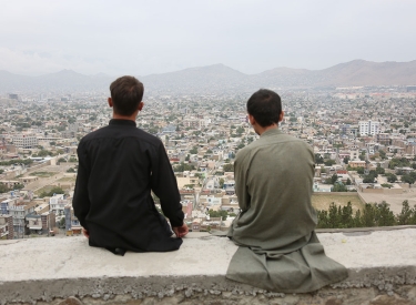 »In Afghanistan sind die Klimawandelfolgen sehr deutlich zu spüren.« Zwei Männer blicken auf Kabul, das jüngst in weiten Teilen von Starkregen überflutet wurde