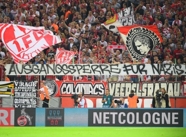 Auch bei Vereinen mit problematischen Fangruppen ist Gegenwehr möglich: Fanprotest gegen Nazis beim 1. FC Köln