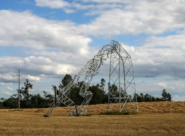 Klimaforscher beobachten eine Häufung von extremen Wetterlagen in ganz Europa. Diesen Strommast in der Nähe des Dorfes Sylczno in Polen hat es bei einem Sturm am 11. August erwischt