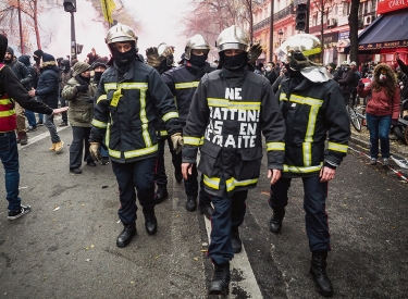 Streikende Feuerwehrleute bei der Demonstration am 5. Dezember in Paris