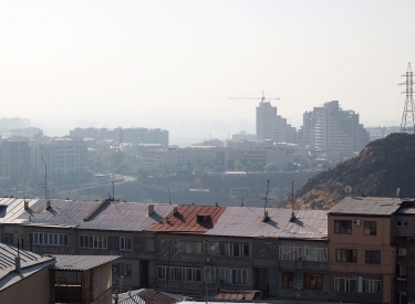 Alt trifft auf neu in Eriwan. Ausblick aus einem Fenster des Sitzes der NGO Armenische Progressive Jugend 