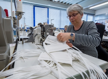 Von wegen Kurzarbeit. In diesem Textilunternehmen in der sächsischen Kleinstadt Geyer werden statt Tischdecken und Bettwäsche derzeit unter Hochdruck Mundschutzmasken hergestellt 