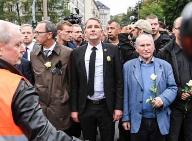 Steht rechts von Björn Höcke: Josef Dörr, gewählter Vorsitzender der Saar-AfD