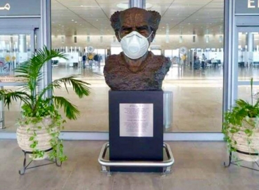 Auch die Statue des ersten israelischen Ministerpräsidenten David Ben-Gurion trägt Mundschutz