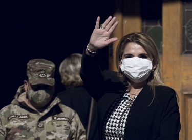 Zum Glück trug sie eine Gesichtsmaske, denn die schützt nicht davor, sich selbst, sondern davor, andere anzustecken: Die ­bolivianische Interimspräsidentin Jeanine Áñez hat sich mit Sars-CoV-2 infiziert