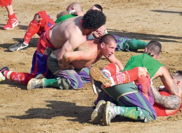 »Calcio storico« ist wie eine Mischung aus Rugby und Fußball auf Sandboden – aber in Kombination mit handschuhlosem Boxen, Ringen und Kickboxen