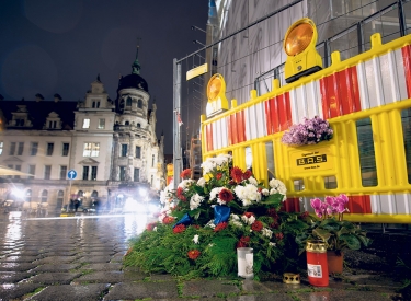 Niedergelegte Blumen zur Erinnerung am Tatort in Dresden