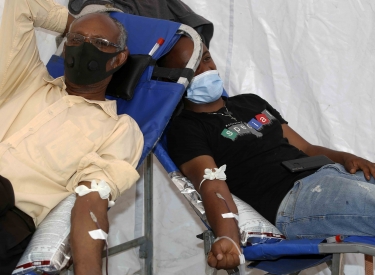 Männer spenden Blut für äthiopische Truppen