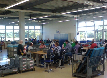 Beschäftigte in einer Produktionshalle in Ülpenich
