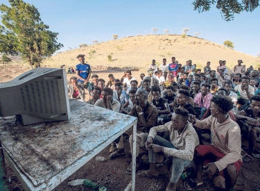 Geflohene aus Tigray vor einem Fernsehgerät