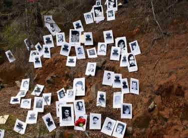 Fotos von »Verschwundenen« während einer Gedenkveranstaltung auf dem Gelände der Colonia Dignidad, 2015