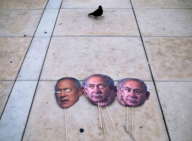 Masken, die Ministerpräsident Netanyahu und Verteidigungsminister Gantz darstellen