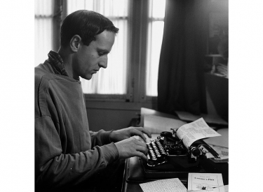 Boris Vian an seiner Schreibmaschine, Paris 1956