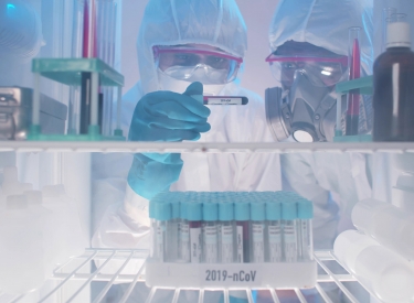 Impfstoff im Kühlschrank mit zwei Wissenschaftlern