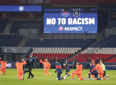 Spieler von Paris Saint-Germain und Istanbul Başakşehir protestieren auf dem Platz gegen Rassismus
