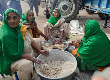 Frauen bereiten Essen für Blockierende