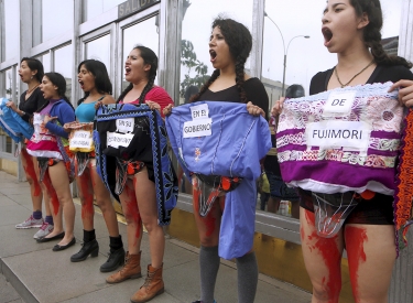 Frauen mit Plakaten bei einem Protest für Aufklärung der Protest Aufklärung Zwangssterilisation