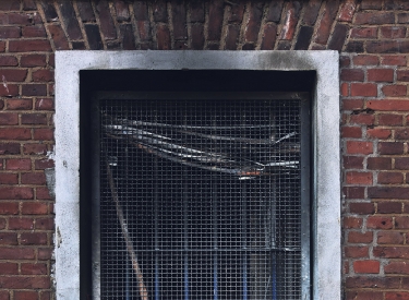 Fenster der JVA Kleve mit Brandspuren