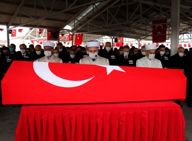 Beerdigung ein Sarg ist mit türkischer Fahne bedeckt