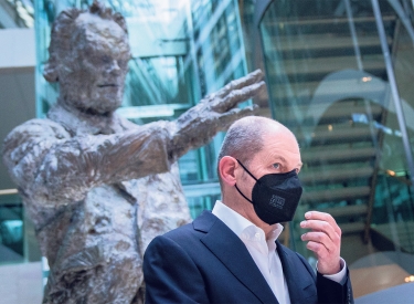 Olaf Scholz in der SPD-Zentrale vor der Willy Brandt Statue