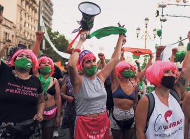 Feministinnen vor dem Senat in Buenos Aires
