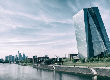 Gebäude der Europäische Zentralbank in Frankfurt am Main mit Skyline
