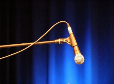 Mikrophon auf leerer Bühne