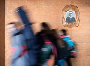 Rudolf Steiner wacht über Schülerinnen an einer Waldorfschule in Stuttgart
