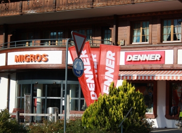 Ladenfront von Migros und Denner in Gstaad