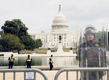 Blick aufs Kapitol in Washington über eine Absperrung mit Bewachung