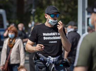  Ein Teilnehmer eines Protests von Corona-Leugnern in Trier am 24. April mit #TeamXavier-Shirt