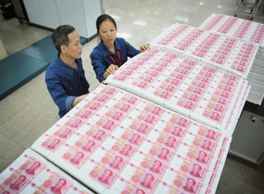 Mitarbeiter einer Druckerei im nordchinesischen Shijiazhuang prüfen 100-Yuan-Noten