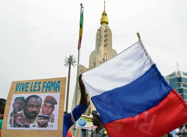 Russische Flagge bei einer Demonstration zur Unterstützung der Putschregierung um Assimi Goïta in Bamako, Mali