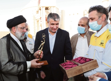 Der iranische Präsident Ebrahim Raisi  beim Besuch im Kernkraftwerk Bushehr