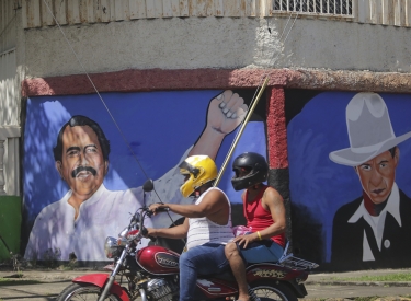 Daniel Ortega ist auf einem Wandbild neben dem nicaraguanischen Revolutionär Augusto César Sandino (1895–1934) abgebildet