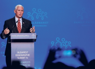 Der ehemalige US-Vizepräsident Mike Pence spricht auf dem Budapest Demographic Summit